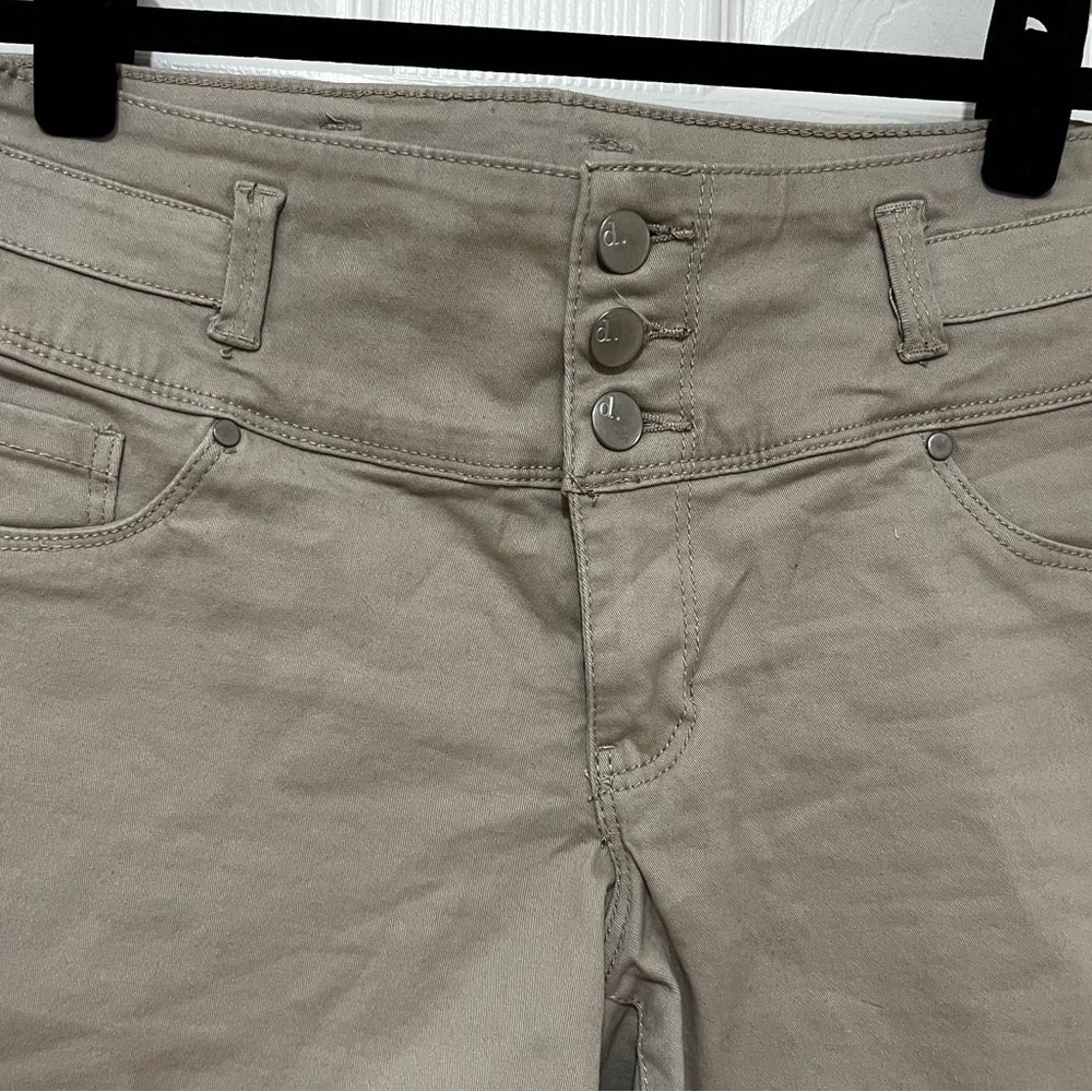 d. jeans Women's High-Waisted Khaki Shorts - Picture 2 of 4